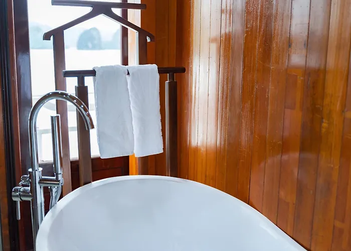 Hera Boutique Cruise Bay Botel Hạ Long